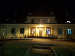 Quadrans Hostel and Caffee na dworcu kolejowym Modlin 7 min jazdy lotniskowym autobusem wahadłowym